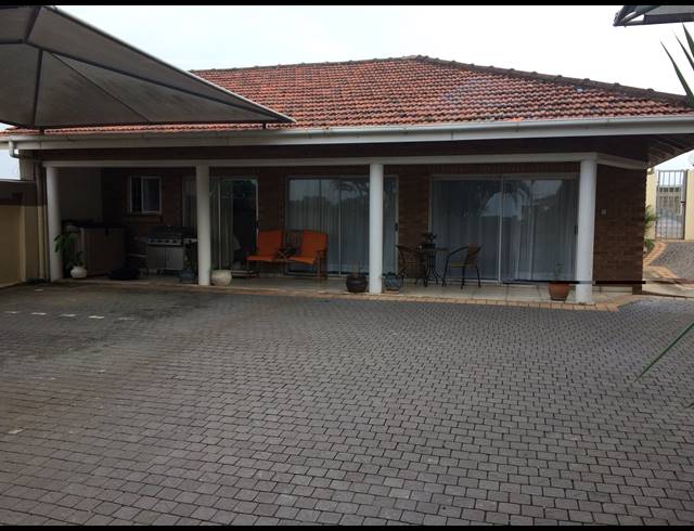 2 BEDROOM FLAT RENTED IN ATHLONE PARK